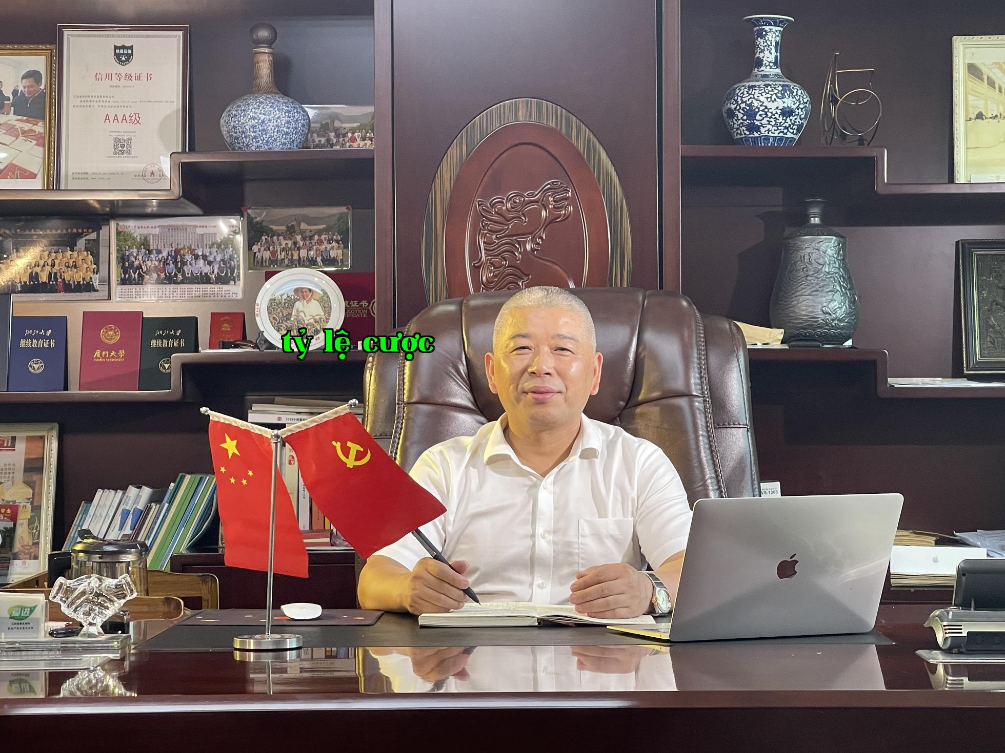 Ông Vạn Huệ Tiến, Chủ tịch Công ty Đặc sản Giang Tây, chúc toàn thể nhân viên và bạn bè khách hàng chung vui ngày Tế