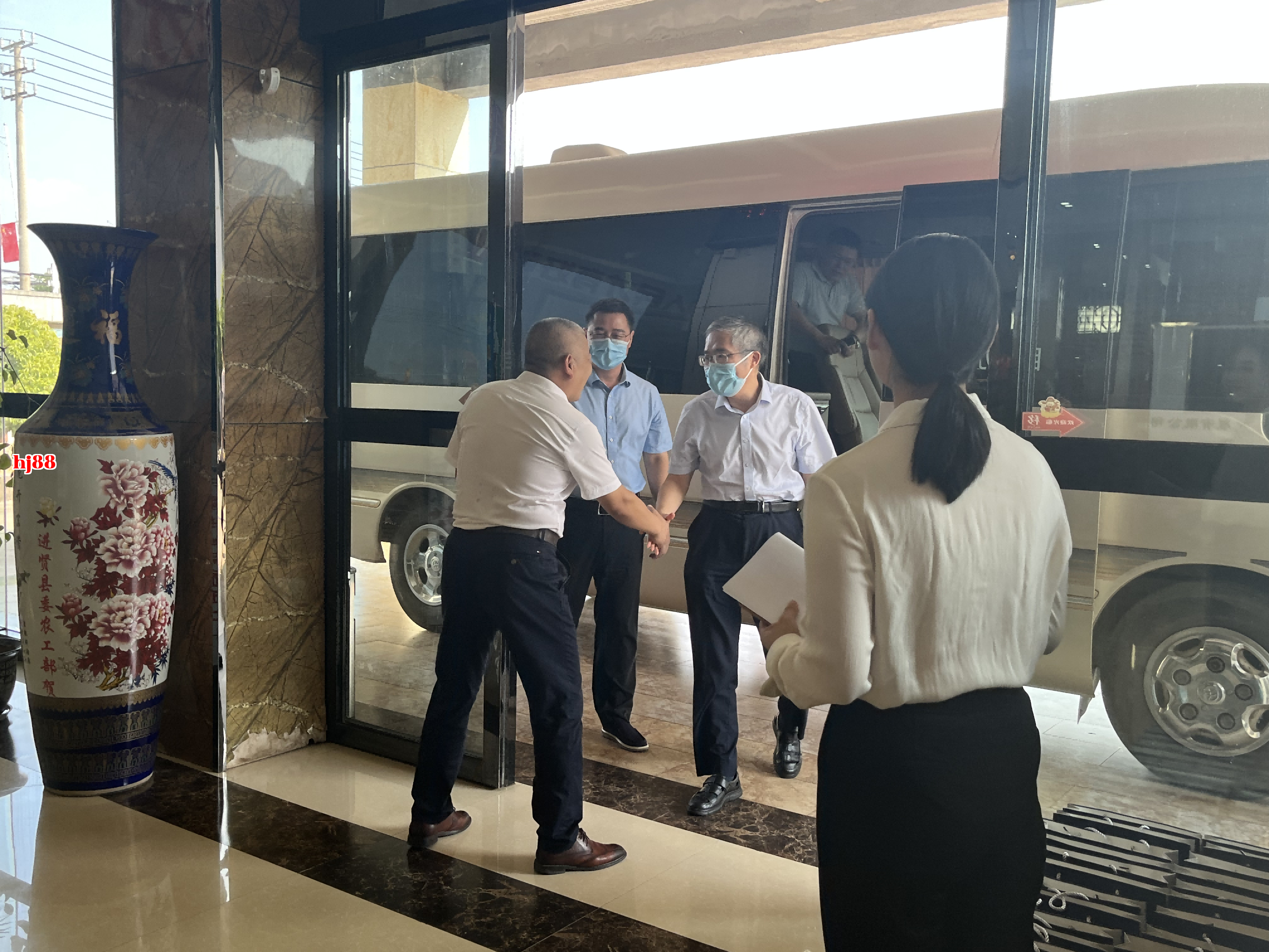 Phó trưởng đoàn công tác của Văn phòng Hướng dẫn Kinh tế Hợp tác Nông thôn cấp một, ông Trần Bang Tấn, đã đến thăm và hướng dẫn công việc tại Công ty Phát triển Nông nghiệp Đặc sản Giang Tây.
